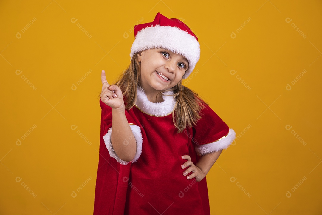 Linda menina criança usando chapéu papai Noel feliz natal