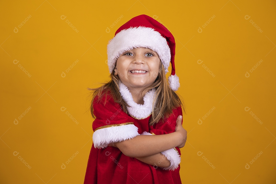Linda menina criança usando chapéu papai Noel feliz natal