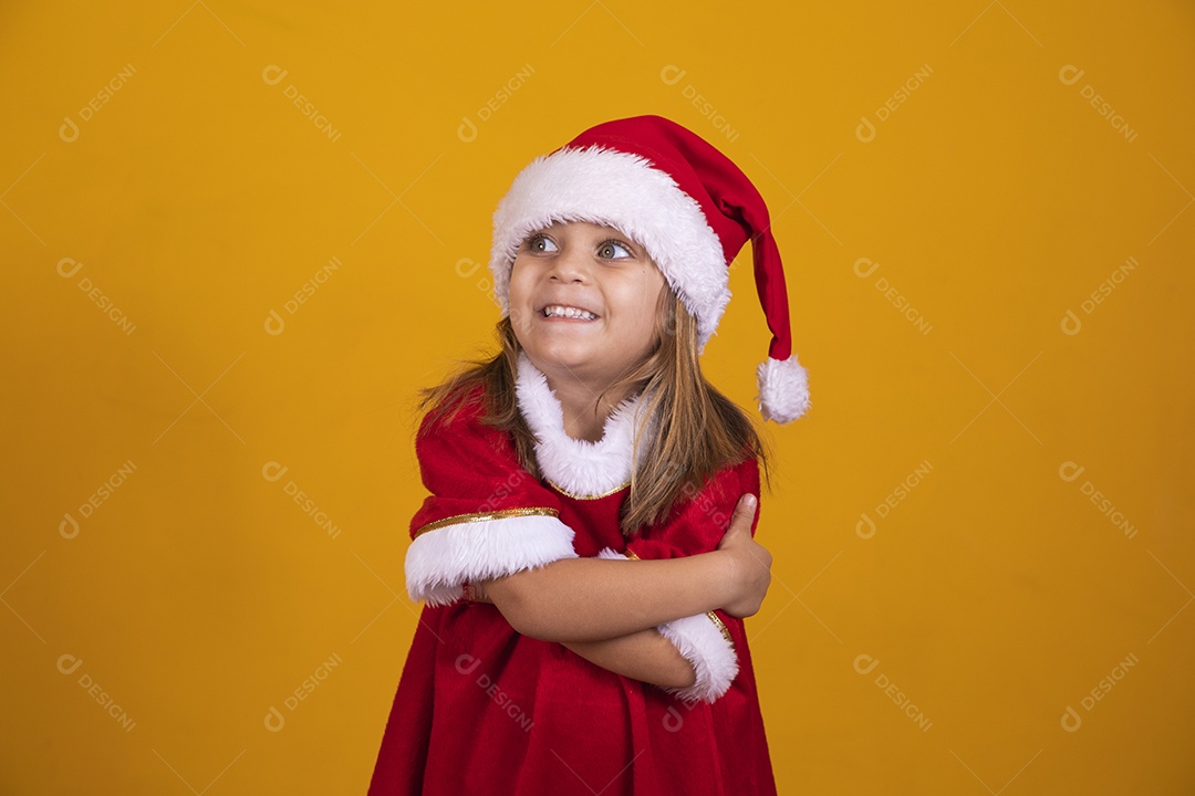 Linda menina criança usando chapéu papai Noel feliz natal