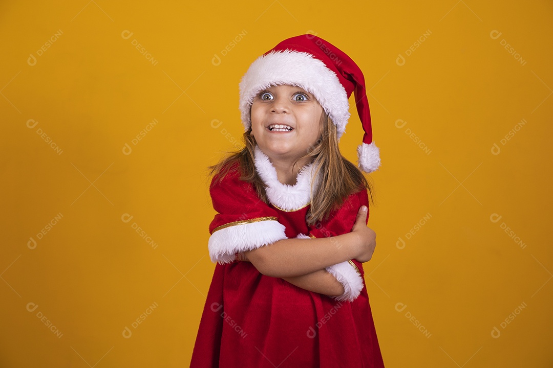 Linda menina criança usando chapéu papai Noel feliz natal