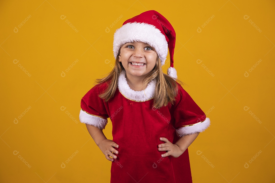 Linda menina criança usando chapéu papai Noel feliz natal