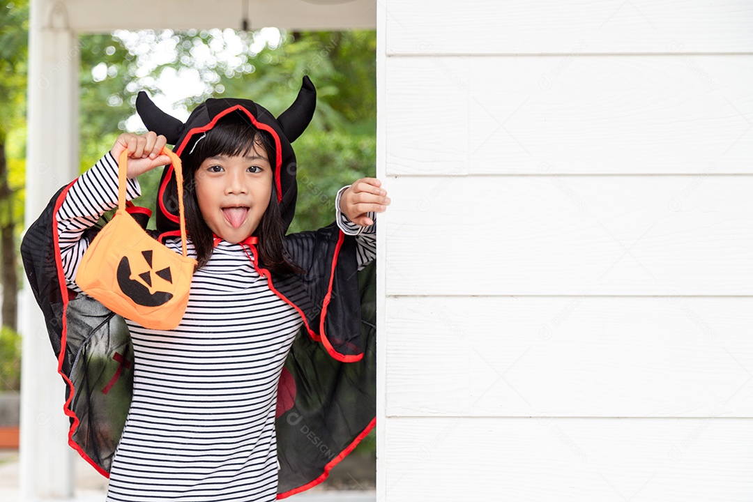 Criança engraçada vestida fantasia de Halloween. conceito de férias de dia das bruxas