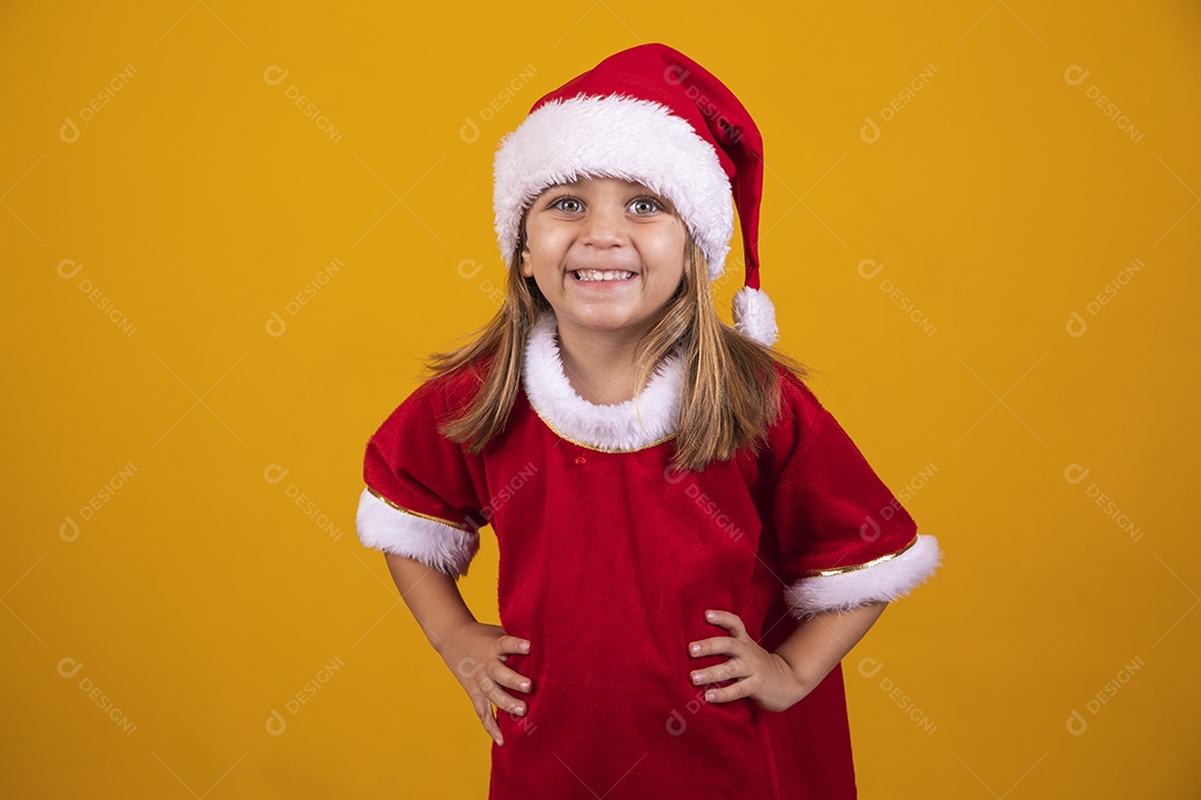 Linda menina criança usando chapéu papai Noel feliz natal