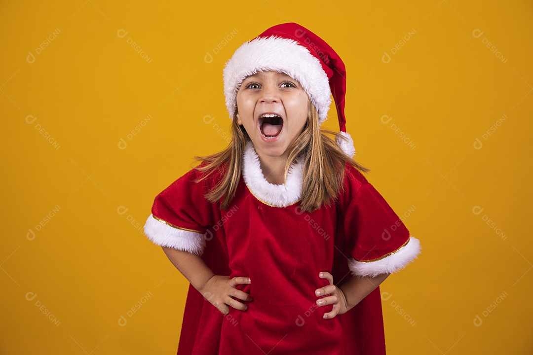 Linda menina criança usando chapéu papai Noel feliz natal