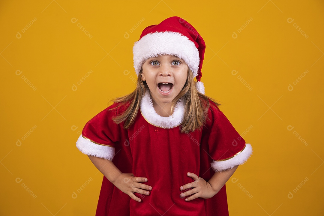 Linda menina criança usando chapéu papai Noel feliz natal