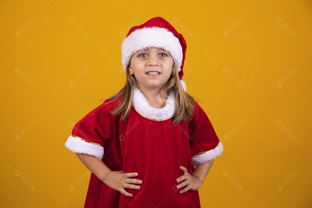 Linda menina criança usando chapéu papai Noel feliz natal