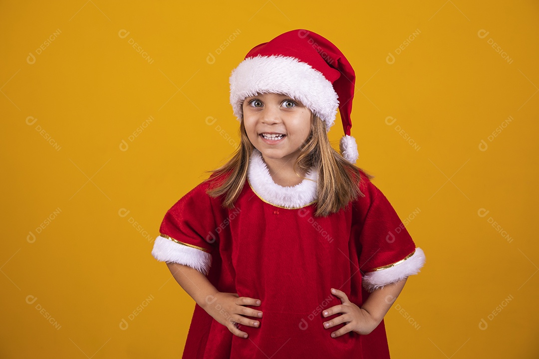 Linda menina criança usando chapéu papai Noel feliz natal