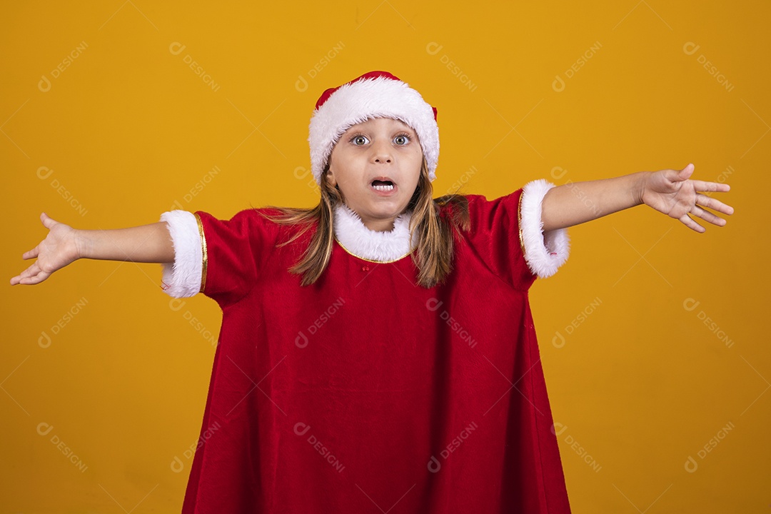 Linda menina criança usando chapéu papai Noel feliz natal