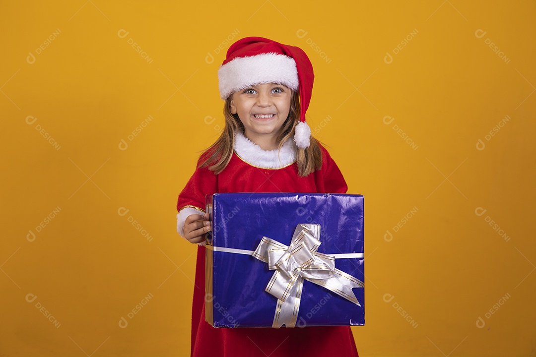 Linda menina criança segurando presentes de natal usando chapéu papai Noel