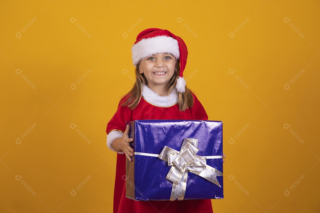 Linda menina criança segurando presentes de natal usando chapéu papai Noel