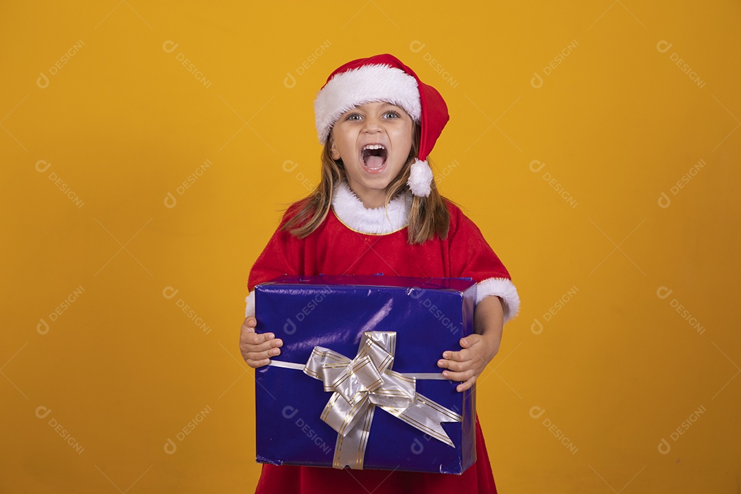 Linda menina criança segurando presentes de natal usando chapéu papai Noel