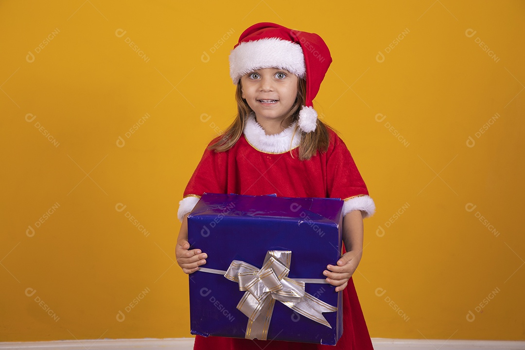 Linda menina criança segurando presentes de natal usando chapéu papai Noel