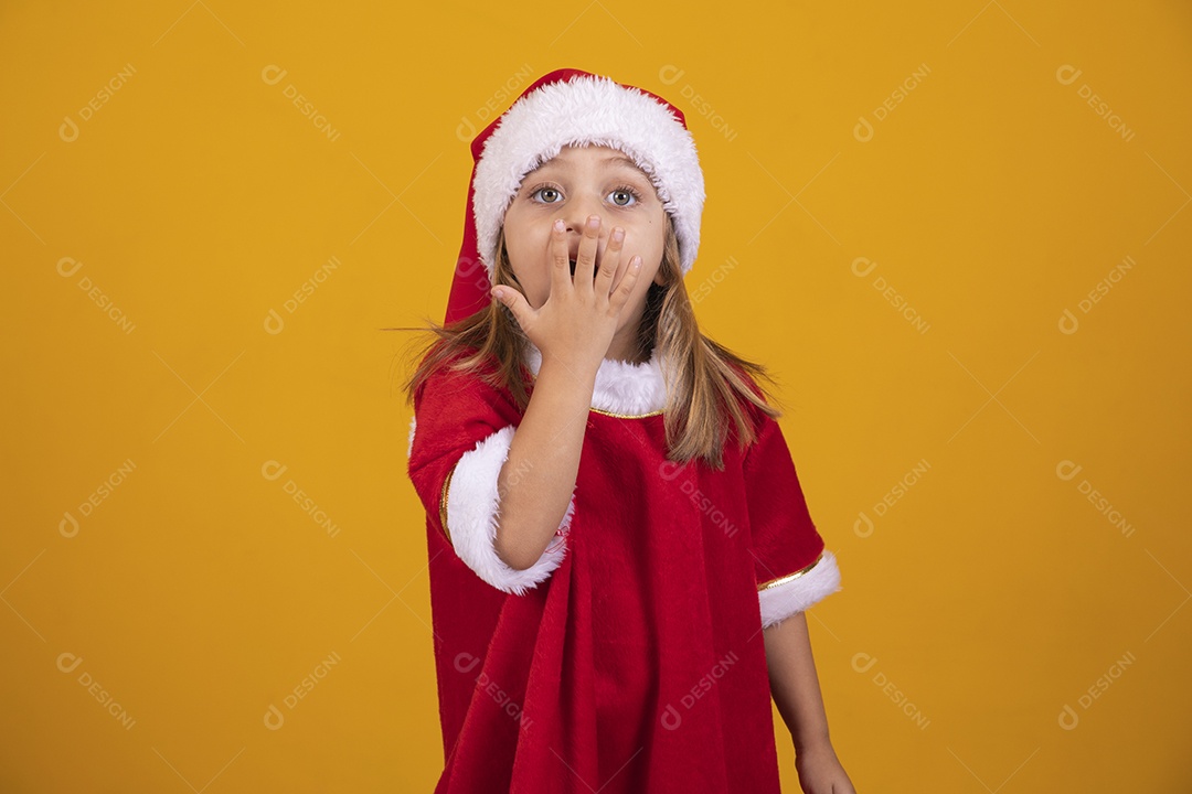 Linda menina criança usando chapéu papai Noel feliz natal