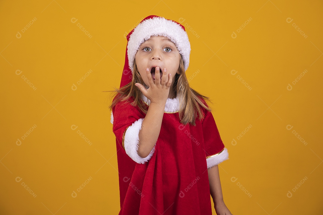 Linda menina criança usando chapéu papai Noel feliz natal