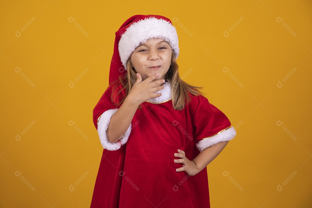 Linda menina criança usando chapéu papai Noel feliz natal
