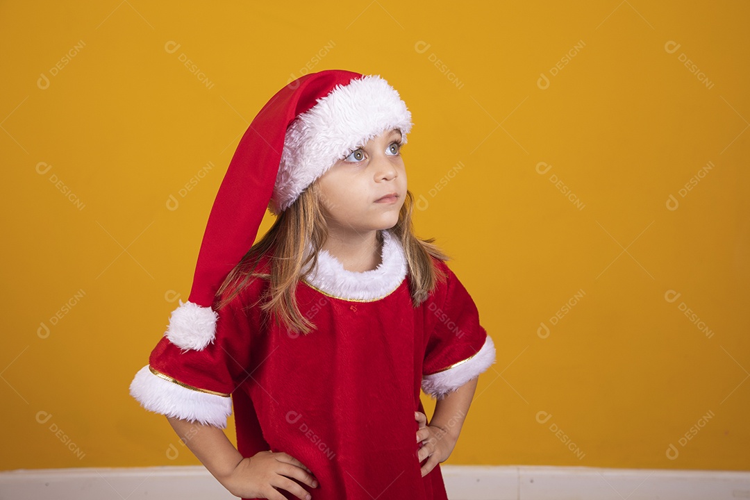 Linda menina criança usando chapéu papai Noel feliz natal