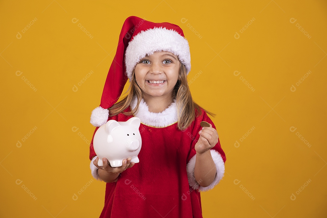 Linda menina criança usando chapéu papai Noel feliz natal