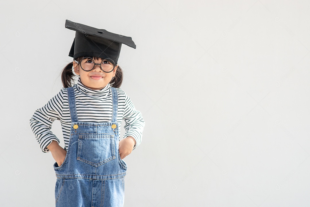Feliz estudante asiática graduado em chapéu de formatura
