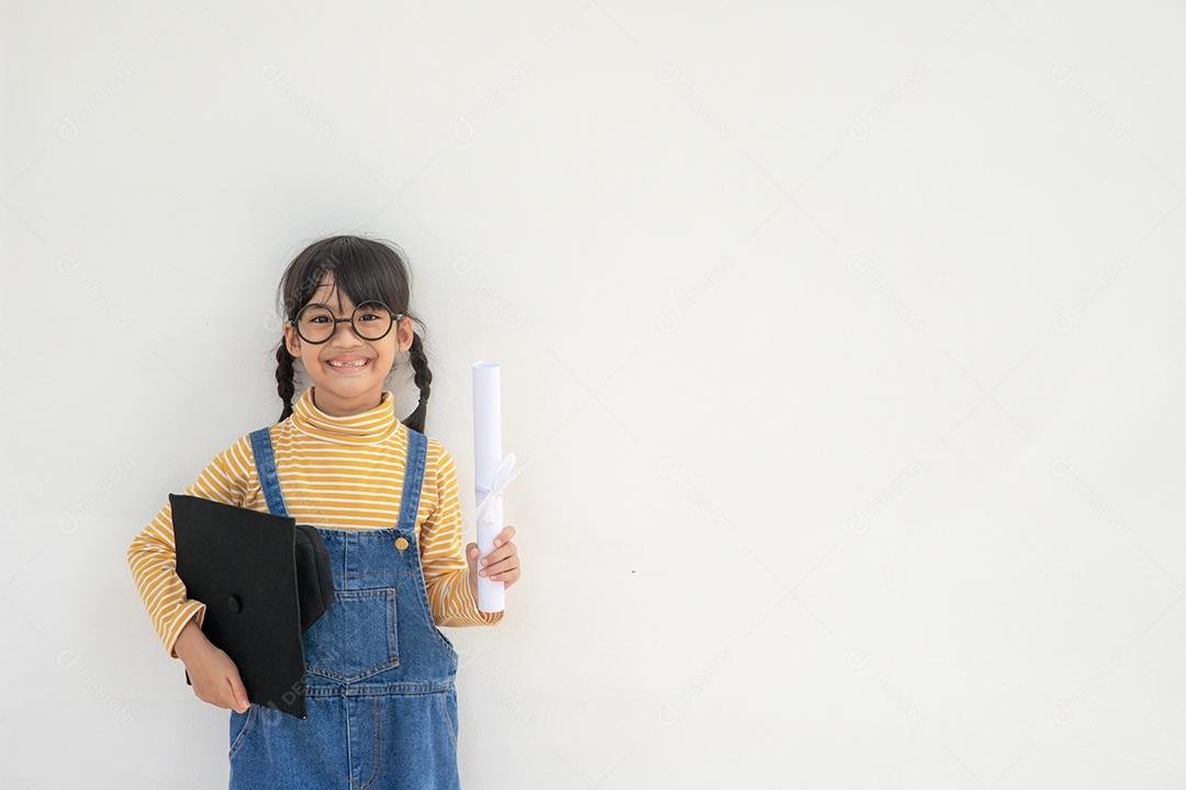 Menina asiática vestindo um boné de formatura e segurando o diploma em fundo branco