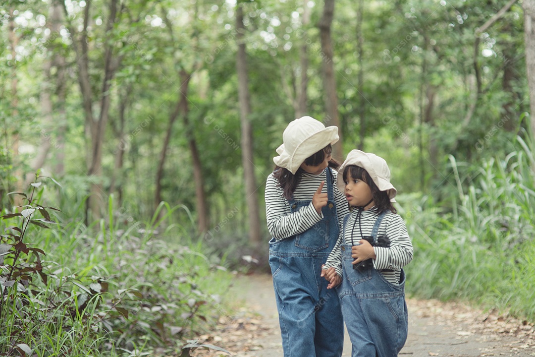 Crianças estão indo para o acampamento da família na floresta