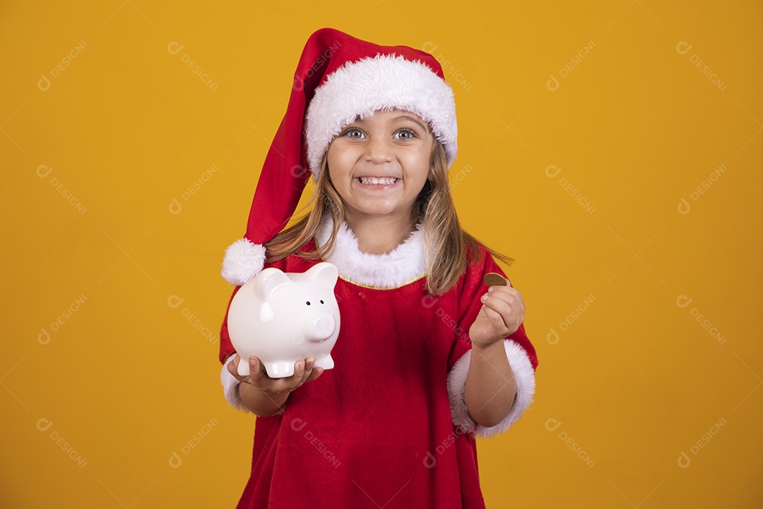 Linda menina criança usando chapéu papai Noel feliz natal