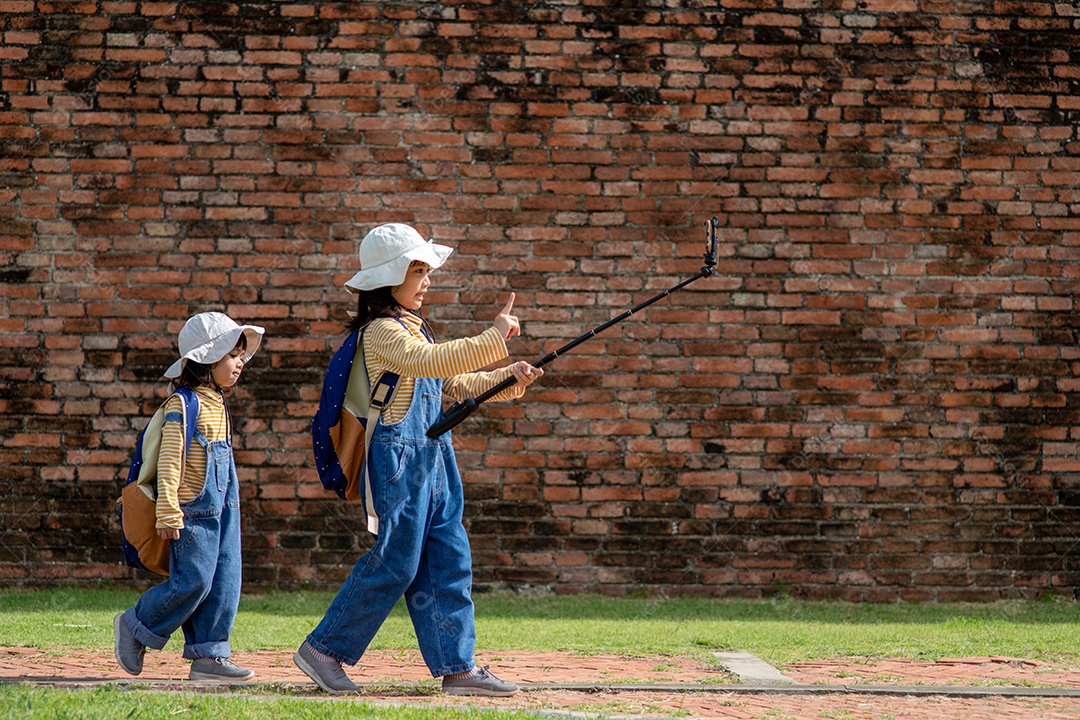 Duas meninas asiáticas são blogueiras. Transmissão na Internet