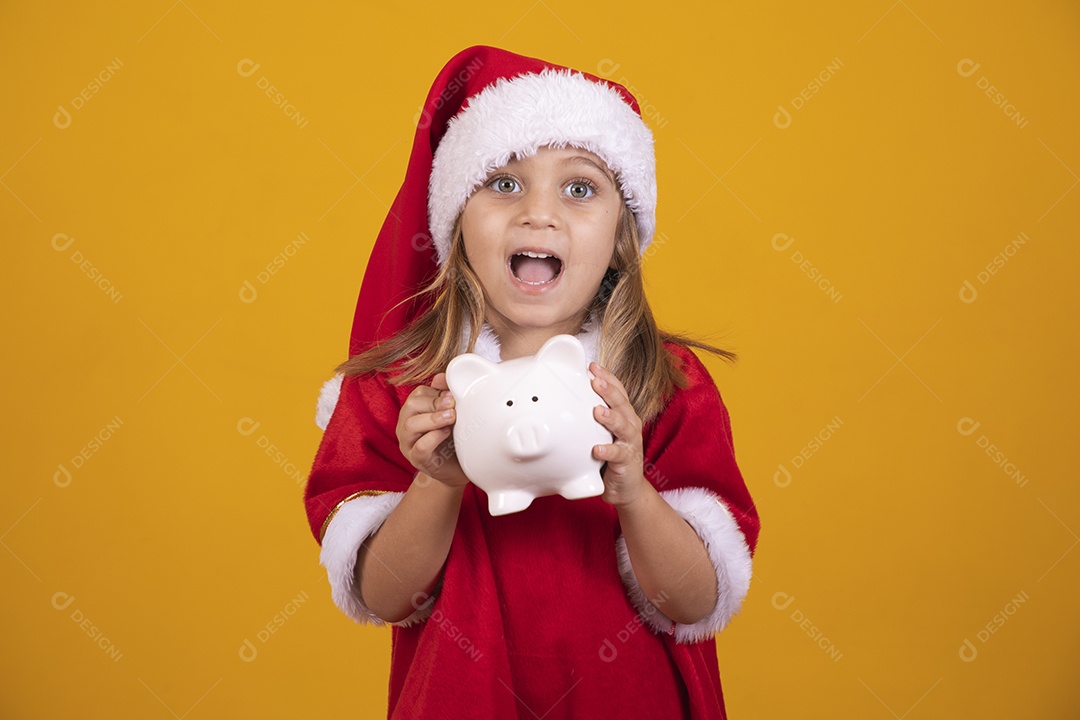 Linda menina criança usando chapéu papai Noel feliz natal