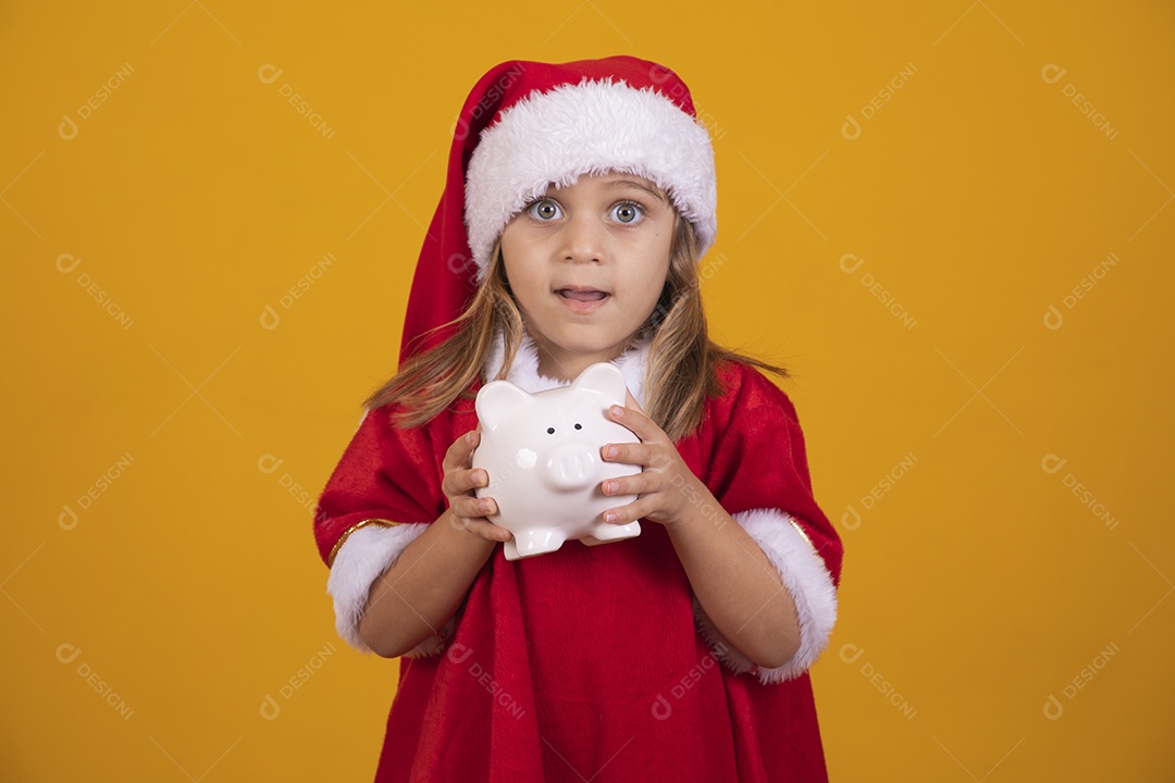 Linda menina criança segurando cofrinho usando chapéu papai Noel feliz natal