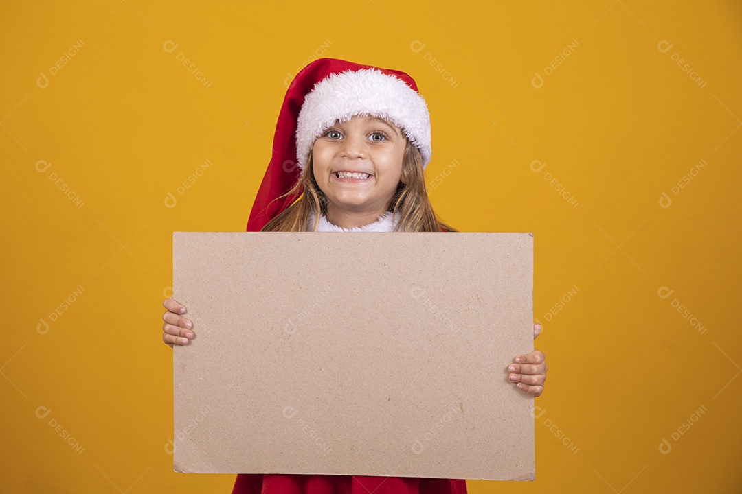 Linda menina criança usando chapéu papai Noel feliz natal
