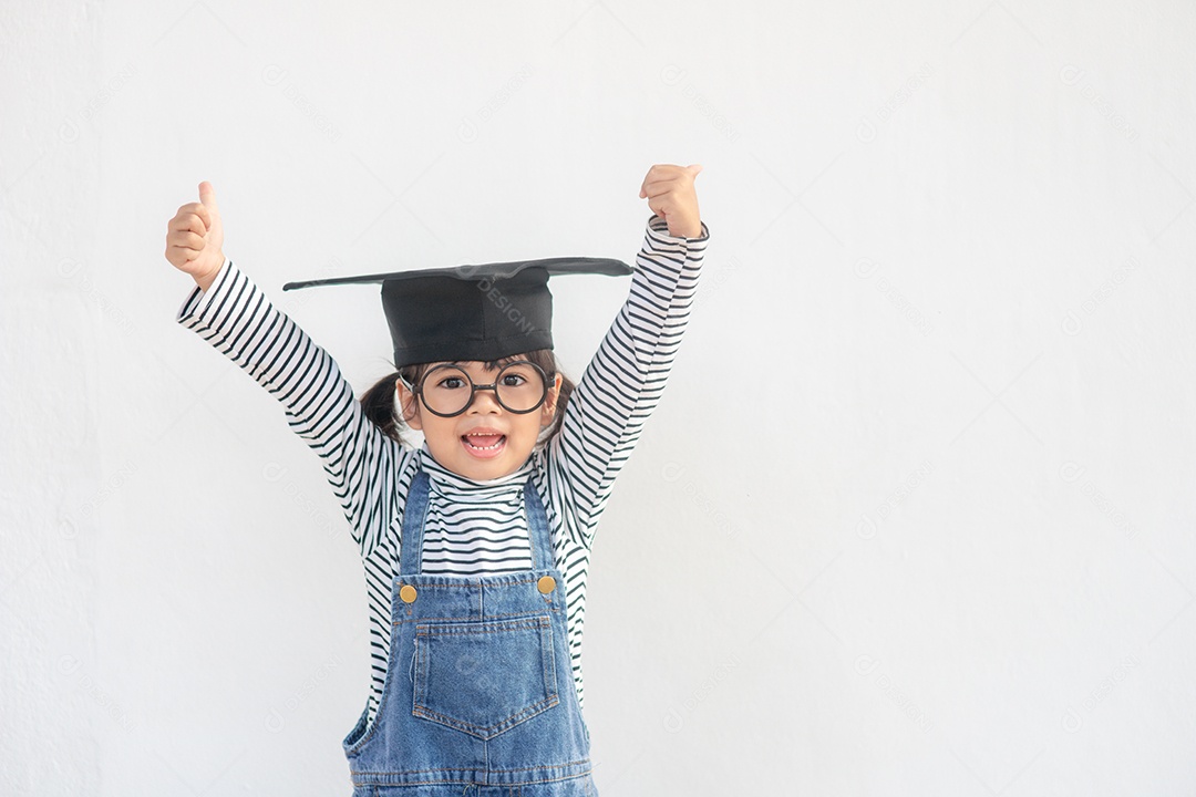 Feliz estudante asiática graduado em chapéu de formatura