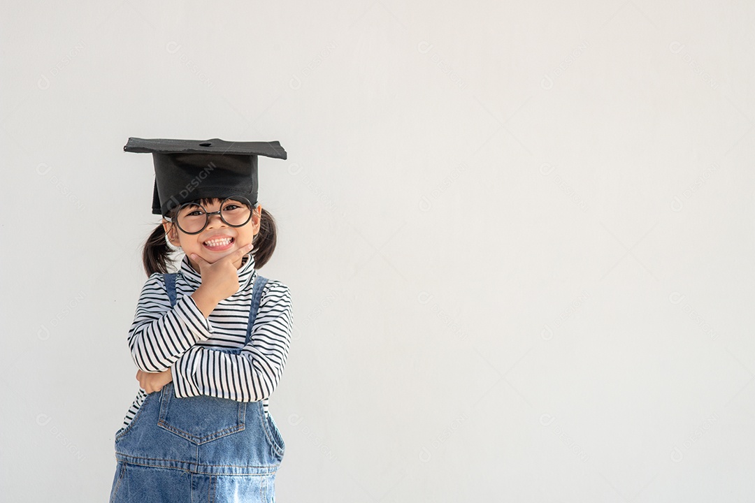 Feliz estudante asiática graduado em chapéu de formatura