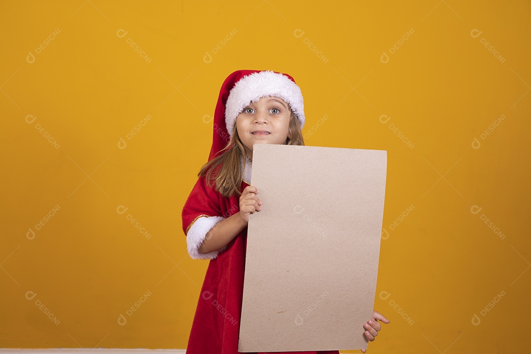Linda menina criança segurando placa usando chapéu papai Noel feliz natal
