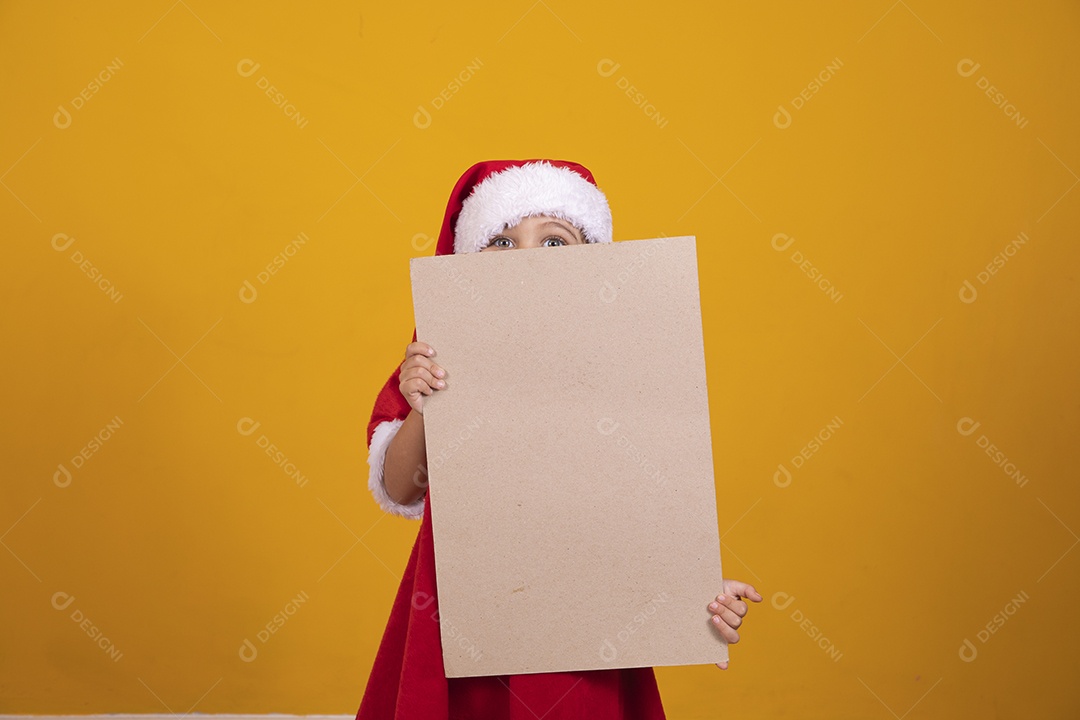 Linda menina criança segurando placa usando chapéu papai Noel feliz natal