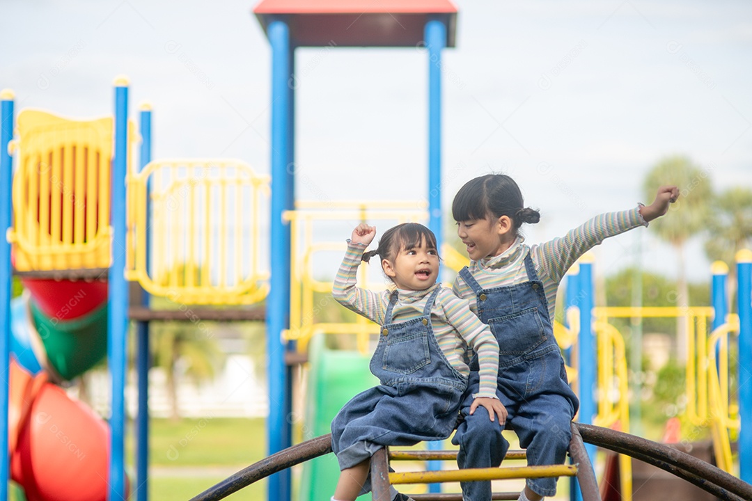 Menina asiática brincando no Parque infantil ao ar livre