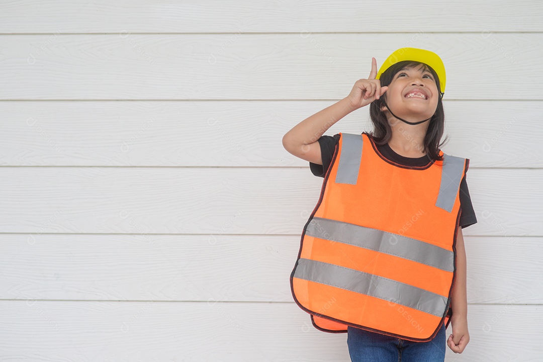Menina asiática vestindo camisas reflexivas e um chapéu amarelo.