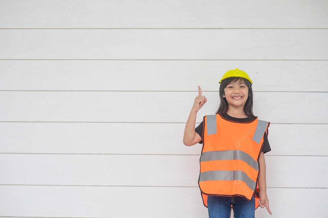 Menina asiática vestindo camisas reflexivas e um chapéu amarelo.