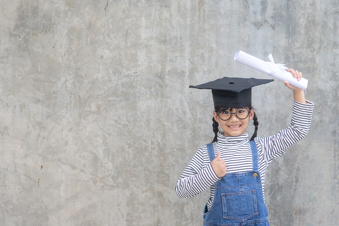 Menina asiática vestindo um boné de formatura e segurando o diploma.