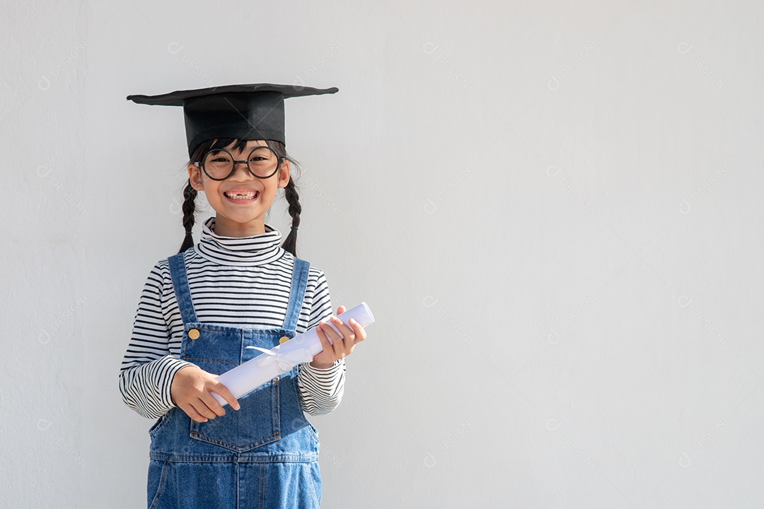 Feliz aluno da escola asiática graduado em chapéu de formatura.