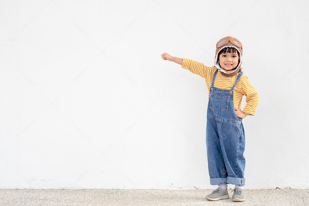 Uma garotinha fantasiada de astronauta está brincando e sonhando