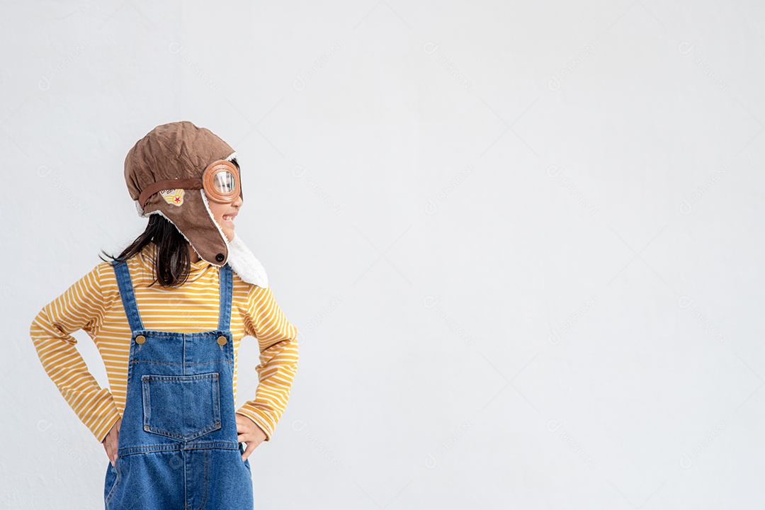 Uma garotinha fantasiada de astronauta está brincando e sonhando.