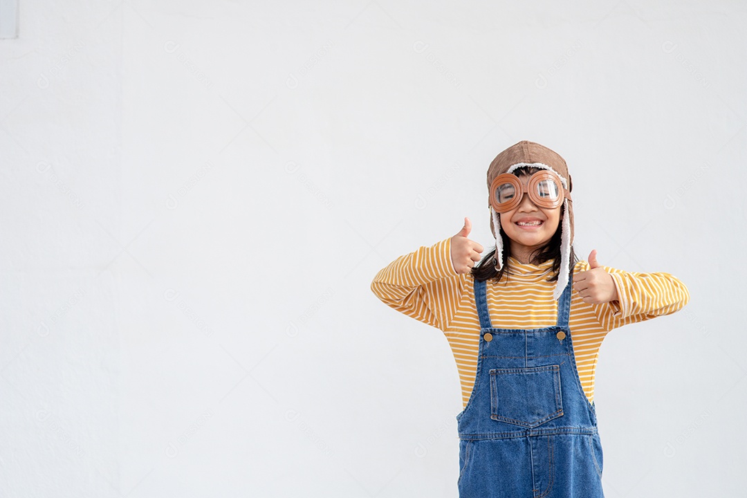 Uma garotinha fantasiada de astronauta está brincando e sonhando.