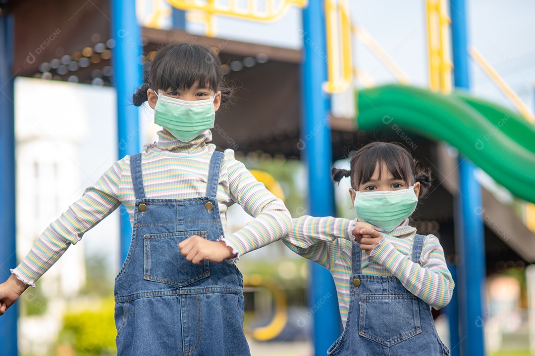 Novo estilo de vida normal, conceito de distanciamento social. crianças felizes usam.
