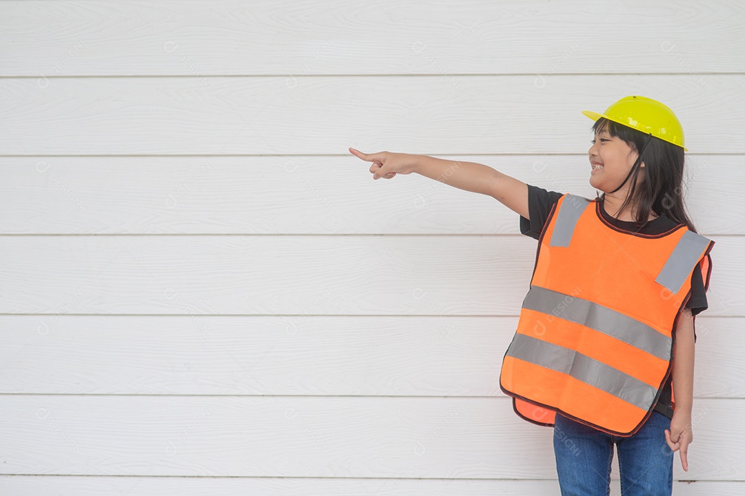 Menina asiática vestindo camisas reflexivas e um chapéu amarelo.