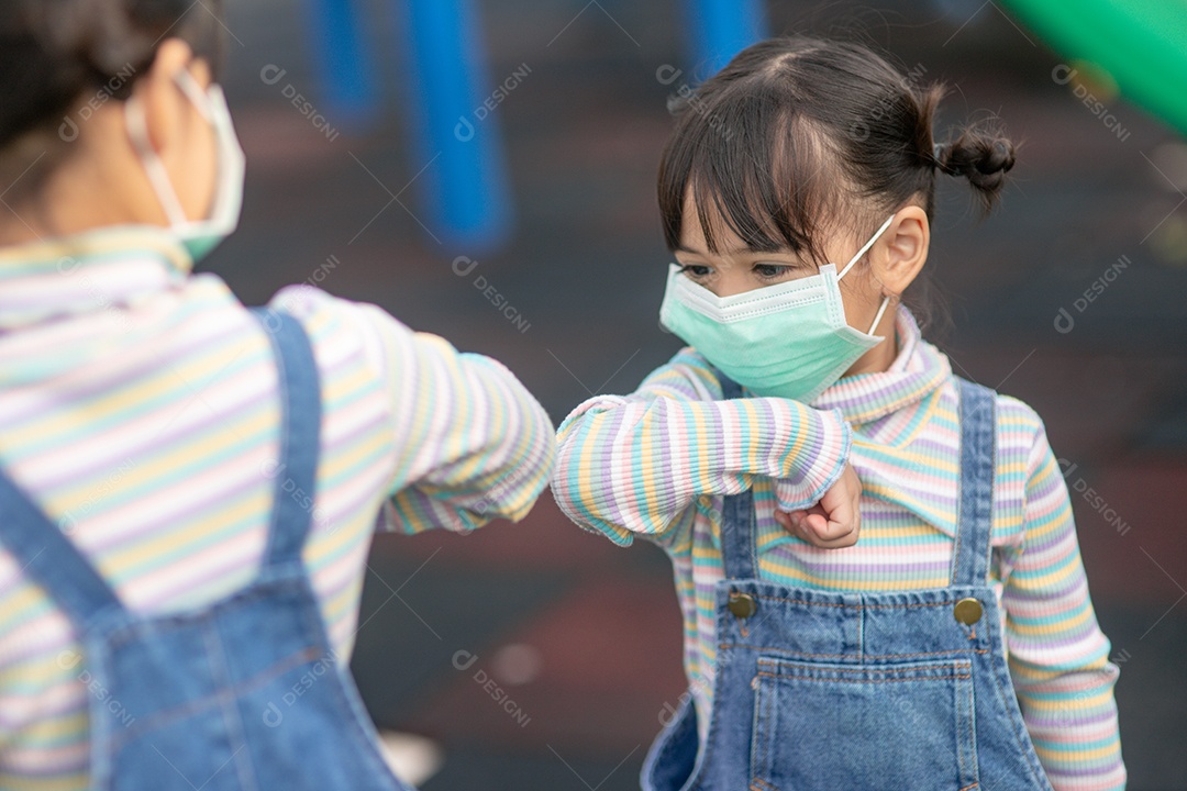 Novo estilo de vida normal, conceito de distanciamento social. crianças felizes usam.