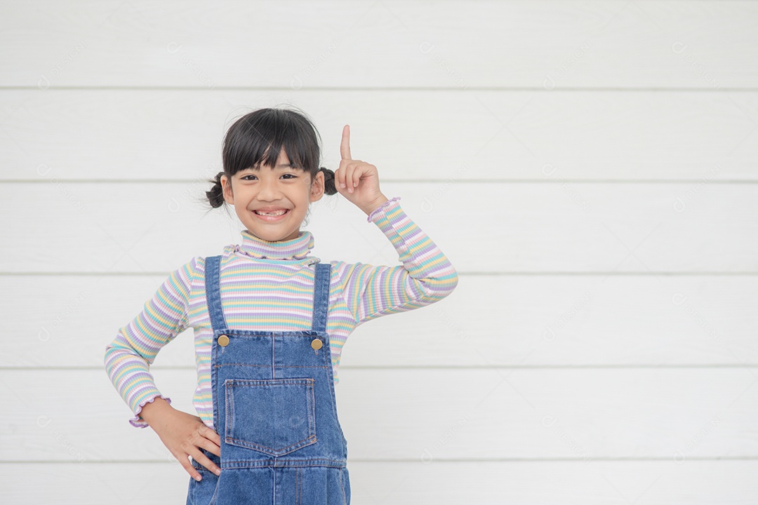 Retrato de criança asiática feliz em fundo branco.