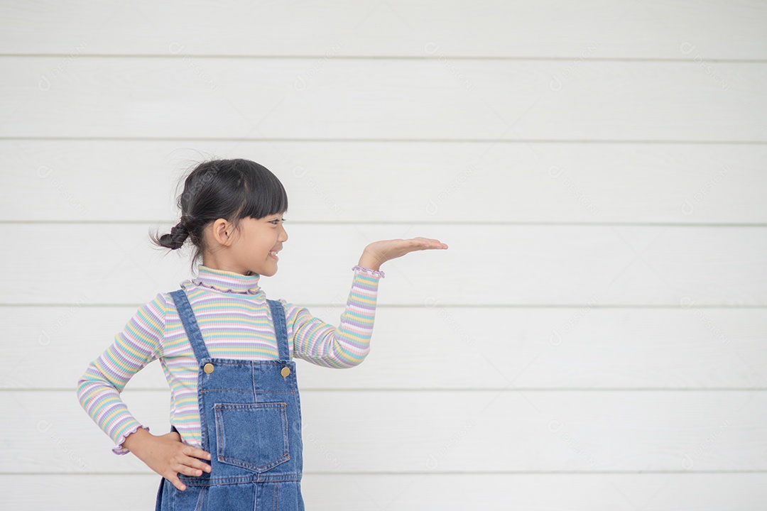 Retrato de criança asiática feliz em fundo branco.