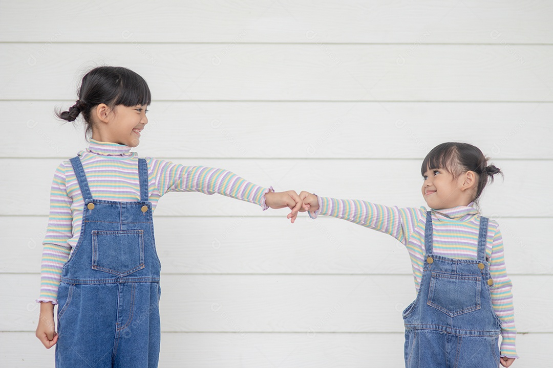 Retrato da irmãzinha no fundo branco.