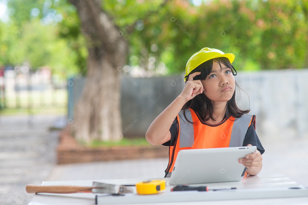 Garota asiática vestindo camisas reflexivas e um chapéu amarelo