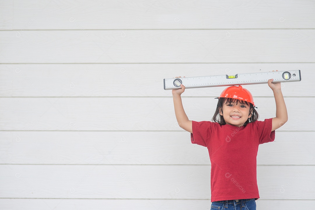 Menina asiática fingindo ser um trabalhadora da construção civil