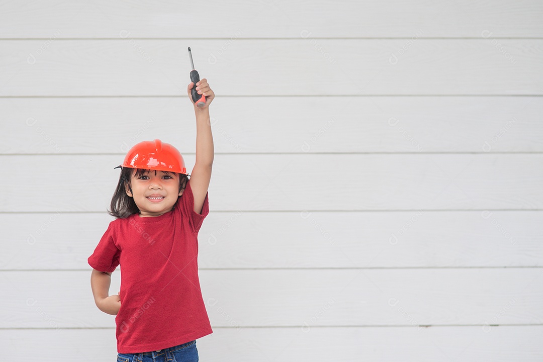 Menina asiática fingindo ser um trabalhador da construção civil